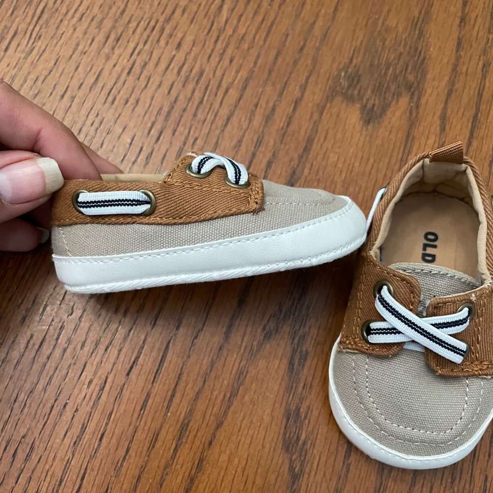 Old Navy Baby Boat Shoes size 0-3m - Picture 3 of 5